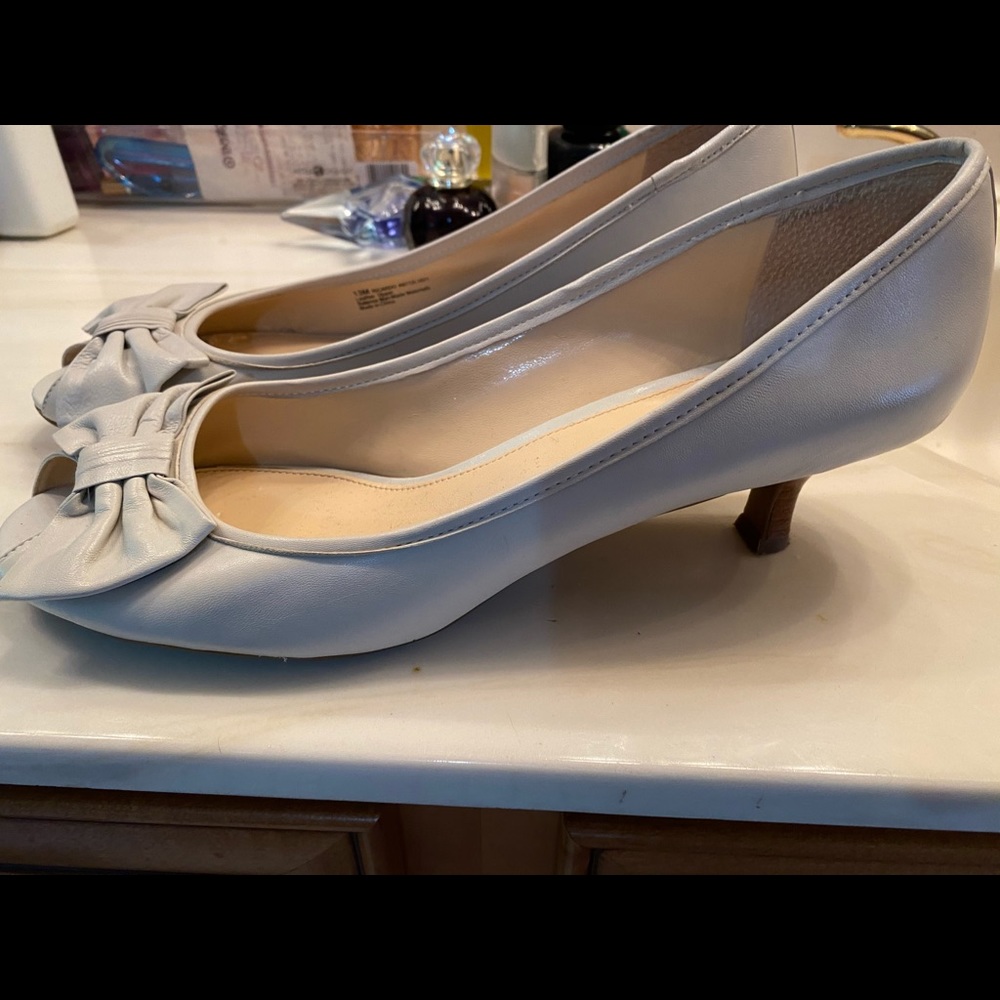 Women’s 13M open-toe, low heel, with bow detail